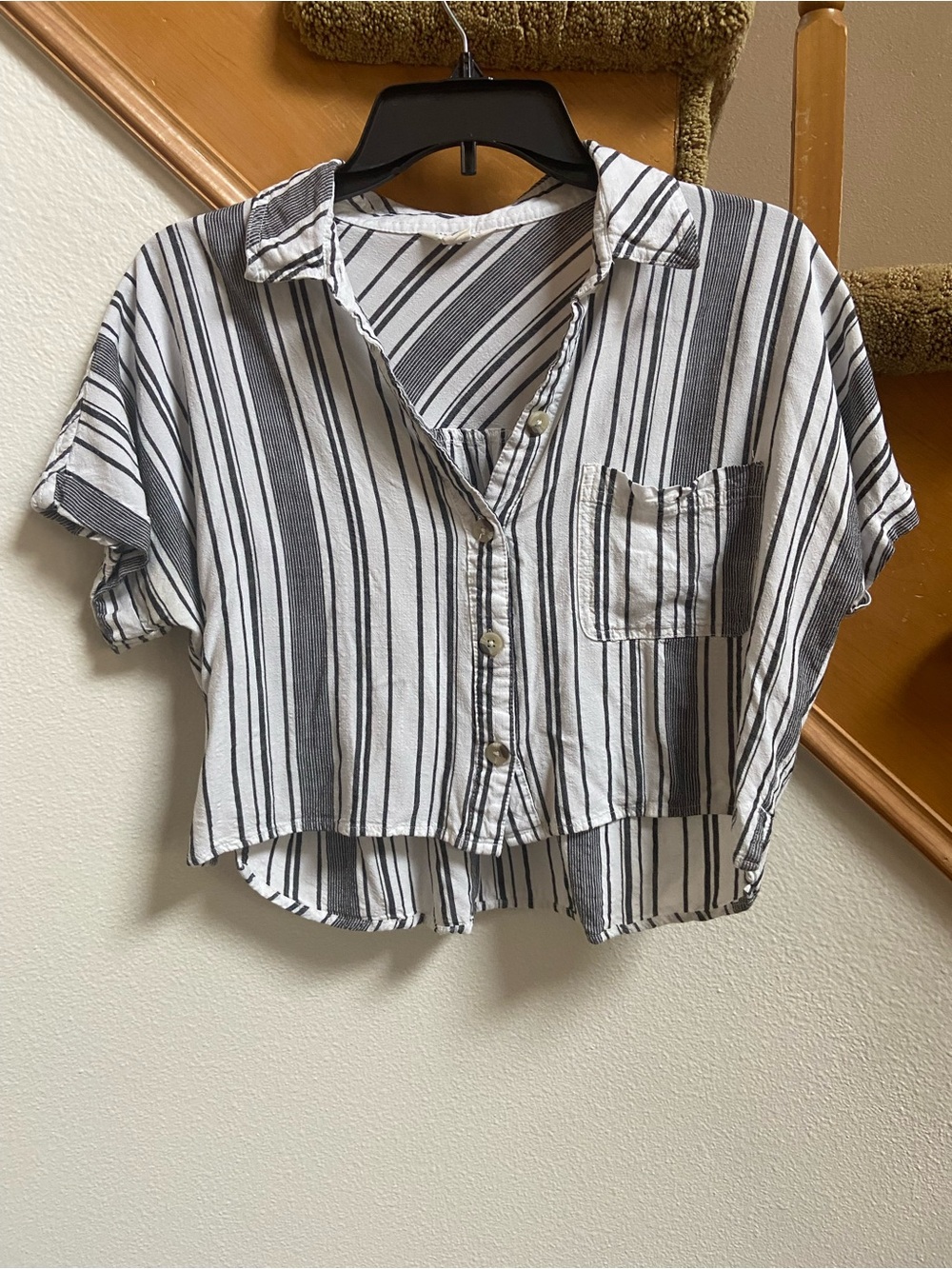 Aeropostale Black/White Striped Buttoned Cropped Tee like new young adult size M